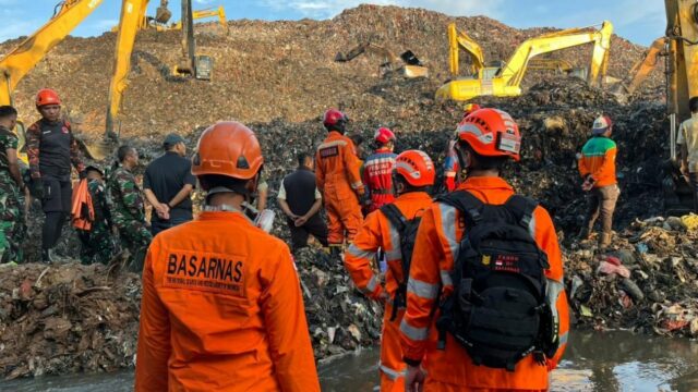 Além das 3 vítimas que morreram, a polícia suspeita que Além das 3 vítimas que morreram, a polícia suspeita que ainda haja pessoas soterradas em deslizamentos de lixo em Bantargebang