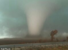 Alerta urgente de tornado de 1.600 quilômetros em toda a Costa Leste enquanto tempestades violentas ameaçam milhões ESTA NOITE Um enorme alerta de tornado que se estende por mais de 1.600 quilômetros ao longo da costa leste dos EUA foi emitido na segunda-feira, enquanto um perigoso sistema de tempestade se move para o norte. Na foto está um tornado monstruoso que atingiu Indiana na semana passada