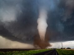 Alertas de tornado dizem às pessoas que ‘protejam-se agora’ enquanto tempestades raras atingem três estados Alertas de tornado dizem às pessoas que 'protejam-se agora' enquanto tempestades raras atingem três estados