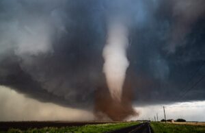 Alertas de tornado dizem às pessoas que ‘protejam-se agora’ enquanto tempestades raras atingem três estados Alertas de tornado dizem às pessoas que 'protejam-se agora' enquanto tempestades raras atingem três estados