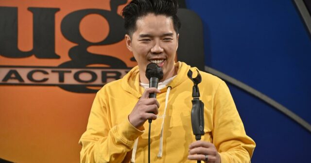 Alex Duong, comediante e ator de 'Blue Bloods' cuja carreira Alex Duong, comediante e ator de 'Blue Bloods' cuja carreira estava decolando, morre aos 42 anos após batalha contra o câncer