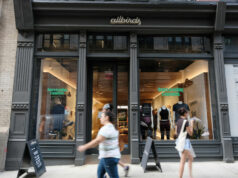 Allbirds está sendo vendido por US$ 39 milhões. Levantou quase 10 vezes esse valor em seu IPO. NEW YORK, NEW YORK - AUGUST 31: People walk past an Allbirds store, a maker of sustainable shoes, in lower Manhattan on August 31, 2021 in New York City. The shoe company has announced that it is preparing an initial public offering (IPO). The company has lost money and expects it will continue to be unprofitable for the foreseeable future. (Photo by Spencer Platt/Getty Images)