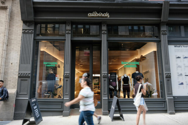 Allbirds está sendo vendido por US$ 39 milhões. Levantou quase NEW YORK, NEW YORK - AUGUST 31: People walk past an Allbirds store, a maker of sustainable shoes, in lower Manhattan on August 31, 2021 in New York City. The shoe company has announced that it is preparing an initial public offering (IPO). The company has lost money and expects it will continue to be unprofitable for the foreseeable future. (Photo by Spencer Platt/Getty Images)