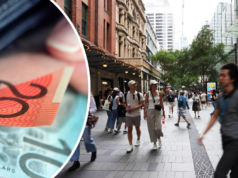 Alteração fiscal de US$ 1,6 bilhão por ano confirmada para milhões de supercontas Pedestres e funcionários de escritório caminham pelo CBD de Sydney.