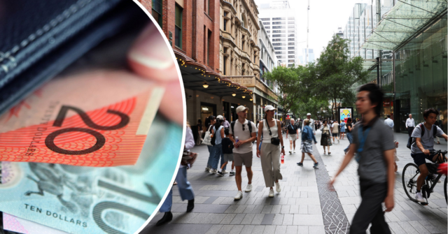 Pedestres e funcionários de escritório caminham pelo CBD de Sydney. 