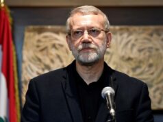 Alto funcionário de segurança iraniano morto em ataque noturno, diz Israel Ali Larijani, conselheiro sênior do Líder Supremo do Irã, falando em um pódio com um microfone.
