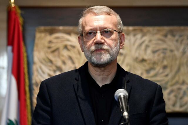 Alto funcionário de segurança iraniano morto em ataque noturno, diz Ali Larijani, conselheiro sênior do Líder Supremo do Irã, falando em um pódio com um microfone.