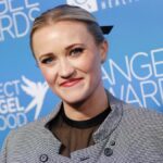 Alum Emily Osment de 'Hannah Montana' explica ausência do especial do 20º aniversário: 'Estou tão grato' | Vídeo