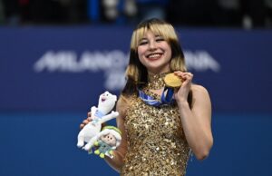 Alysa Liu quebra o silêncio sobre a decisão de se retirar do Campeonato Mundial Olympic medalist Alysa Liu celebrates with gold medal at Milano Cortina Olympics