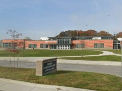 Amado professor de matemática de 75 anos encontrado morto na escola primária de Baltimore Deborah Tolson, uma intervencionista matemática da Arundel Elementary School, em Baltimore, foi descoberta dentro do prédio.