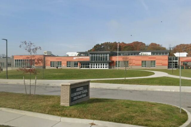 Deborah Tolson, uma intervencionista matemática da Arundel Elementary School, em Baltimore, foi descoberta dentro do prédio.