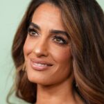 Amal Clooney está envelhecendo ao contrário, graças a um gloss de cabelo de US $ 10