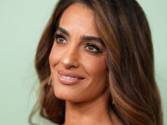 Amal Clooney está envelhecendo ao contrário, graças a um gloss de cabelo de US $ 10 Amal Clooney está envelhecendo ao contrário, graças a um gloss de cabelo de US $ 10