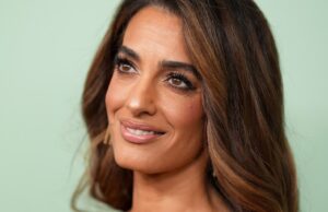 Amal Clooney está envelhecendo ao contrário, graças a um gloss de cabelo de US $ 10 Amal Clooney está envelhecendo ao contrário, graças a um gloss de cabelo de US $ 10