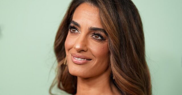 Amal Clooney está envelhecendo ao contrário, graças a um gloss de cabelo de US $ 10
