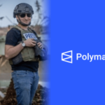 Aposta de alto risco da Polymarket vinculada a relatório que desencadeou ameaças. Imagem composta mostrando um jornalista usando capacete e colete protetor rotulado “PRESS” enquanto segura uma câmera em uma zona de conflito, ao lado do logotipo da Polymarket em um fundo azul.