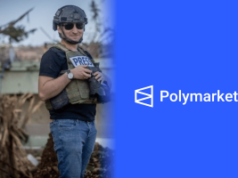 Ameaças contra repórteres israelenses destacam o lado mais sombrio dos mercados de previsões em expansão Aposta de alto risco da Polymarket vinculada a relatório que desencadeou ameaças. Imagem composta mostrando um jornalista usando capacete e colete protetor rotulado “PRESS” enquanto segura uma câmera em uma zona de conflito, ao lado do logotipo da Polymarket em um fundo azul.