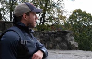 Americano se muda para a Europa – finalmente descobre o verdadeiro significado de ‘liberdade’ Screenshot from a video about an American who moved to Germany 10 years ago.