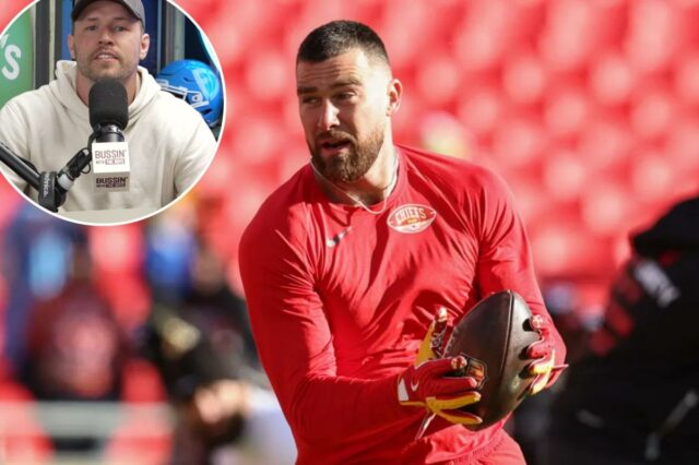 O tight end do Kansas City Chiefs, Travis Kelce (87), recebe um passe antes de um jogo da NFL entre o Los Angeles Chargers e o Kansas City Chiefs em 14 de dezembro de 2025 no GEHA Field no Arrowhead Stadium em Kansas City, MO. 