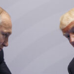 Pessoas assistem de um telhado enquanto uma nuvem de fumaça sobe após um ataque em Teerã, Irã, domingo, 1º de março de 2026. (AP Photo/Vahid Salemi)