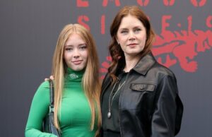 Amy Adams faz rara aparição no tapete vermelho com a filha, de Aviana Le Gallo Amy Adams traz a filha Aviana para a estreia de Nightbitch no Festival Internacional de Cinema de Toronto