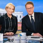 Âncoras de 'Morning Joe' Joe Scarborough e Mika Brzezinski renovam acordo MS NOW
