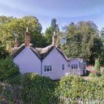 East Lodge fica a cerca de oito quilômetros da antiga casa de Andrew em Windsor, a mansão de trinta quartos Royal Lodge.