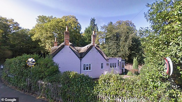 Andrew Mountbatten-Windsor está desistindo do aluguel de uma propriedade... e East Lodge fica a cerca de oito quilômetros da antiga casa de Andrew em Windsor, a mansão de trinta quartos Royal Lodge.