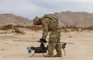 Anduril adquire vigilância espacial da ExoAnalytic Solutions A US soldier prepares an Anduril-built drone for flight during a training exercise.