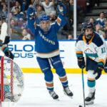 Anna Segedi comemora depois de marcar seu primeiro gol na PWHL na vitória dos Goldeneyes por 5 a 2 sobre os Sirens em 18 de março de 2026 em Vancouver.