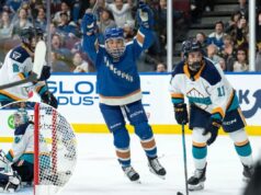 Anna Segedi, do Goldeneyes, marca o primeiro gol da PWHL na vitória sobre o Sirens Anna Segedi comemora depois de marcar seu primeiro gol na PWHL na vitória dos Goldeneyes por 5 a 2 sobre os Sirens em 18 de março de 2026 em Vancouver.