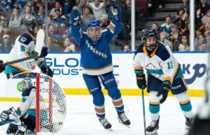 Anna Segedi, do Goldeneyes, marca o primeiro gol da PWHL na vitória sobre o Sirens Anna Segedi comemora depois de marcar seu primeiro gol na PWHL na vitória dos Goldeneyes por 5 a 2 sobre os Sirens em 18 de março de 2026 em Vancouver.