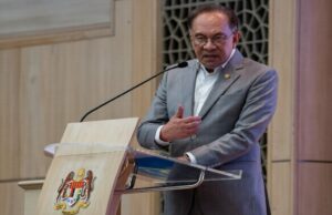 Antecipando a turbulência global, o primeiro-ministro Anwar Ibrahim pede aos malaios que economizem dinheiro Antecipando a turbulência global, o primeiro-ministro Anwar Ibrahim pede aos malaios que economizem dinheiro