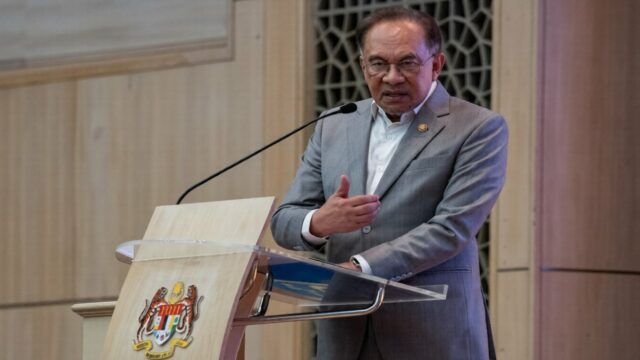 Antecipando a turbulência global, o primeiro-ministro Anwar Ibrahim pede aos malaios que economizem dinheiro
