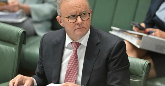 Anthony Albanese fará um discurso na televisão às 19h de quarta-feira sobre a crise dos combustíveis. Foto: Mick Tsikas/AAP PHOTOS