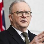 O primeiro-ministro Anthony Albanese durante uma conferência de imprensa no Parlamento em Canberra na segunda-feira, 11 de agosto de 2025. fedpol Foto: Alex Ellinghausen