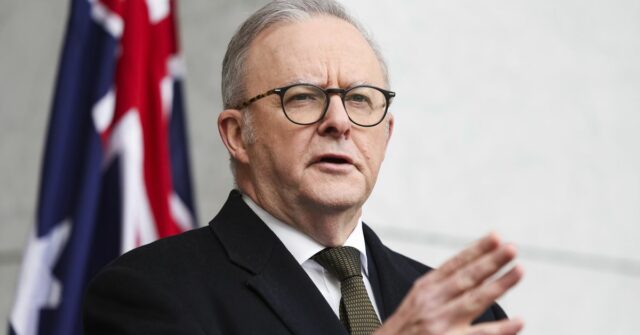 O primeiro-ministro Anthony Albanese durante uma conferência de imprensa no Parlamento em Canberra na segunda-feira, 11 de agosto de 2025. fedpol Foto: Alex Ellinghausen