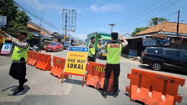 Antisipasi Mudik Padat, Polisi Terapkan One Way Local de Jalan Ketanggungan Brebes
