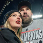 Taylor Swift e Travis Kelce após a cerimônia do troféu após a vitória do Chiefs por 32-29 sobre o Buffalo Bills no AFC Championship Game no domingo, 26 de janeiro de 2025.