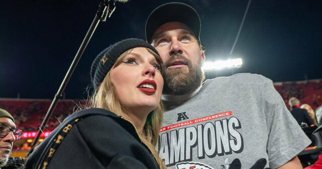 Taylor Swift e Travis Kelce após a cerimônia do troféu após a vitória do Chiefs por 32-29 sobre o Buffalo Bills no AFC Championship Game no domingo, 26 de janeiro de 2025.