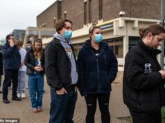 Apelo para que milhares de foliões que visitaram a boate Ground Zero durante três noites se apresentem para tomar antibióticos preventivos contra meningite – enquanto a terceira escola confirma caso de surto mortal Estudantes fazem fila na Universidade de Kent, em Canterbury, hoje em meio ao surto de meningite