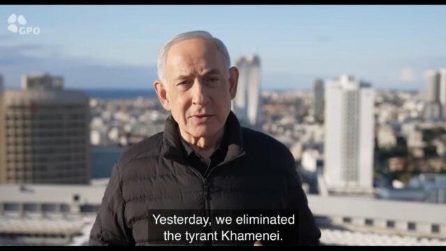 Apoiado pelos EUA, Netanyahu diz que a sua missão de 40 anos para destruir o regime do aiatolá Ali Khamenei é agora uma realidade
