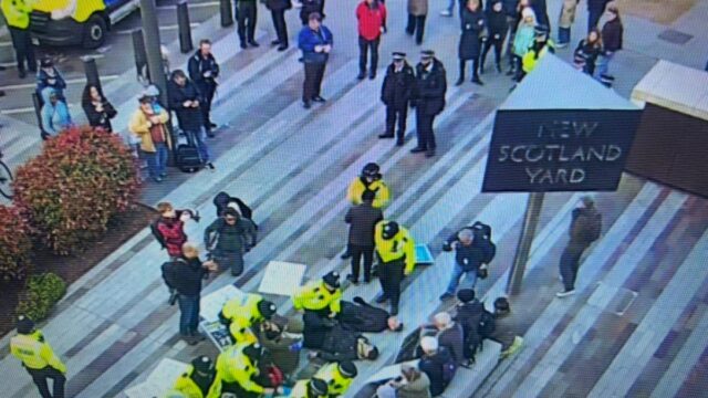 Apoiadores da Ação Palestina são presos enquanto a Polícia Metropolitana Apoiadores da Ação Palestina são presos enquanto a Polícia Metropolitana de Londres reverte a política