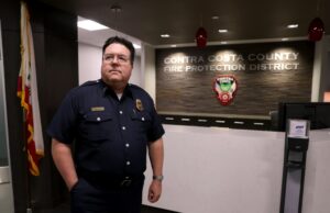 Após décadas de serviço ao público, chefe dos bombeiros do condado de Contra Costa se aposentará Após décadas de serviço ao público, chefe dos bombeiros do condado de Contra Costa se aposentará