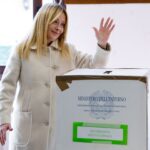 O membro do Parlamento do Partido Socialista (PS) e candidato de esquerda a prefeito de Paris, Emmanuel Gregoire, comemora durante uma reunião após o segundo turno das eleições municipais francesas de 2026, em Paris, em 22 de março de 2026.