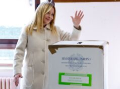 Após reveses em toda a Europa, estará a extrema-direita populista a perder terreno? O membro do Parlamento do Partido Socialista (PS) e candidato de esquerda a prefeito de Paris, Emmanuel Gregoire, comemora durante uma reunião após o segundo turno das eleições municipais francesas de 2026, em Paris, em 22 de março de 2026.