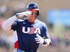 Apostadores que amam a equipe dos EUA antes da estreia do World Baseball Classic de 2026 Um jogador de beisebol com uniforme laranja do Giants com arremessos de número 62 do monte.