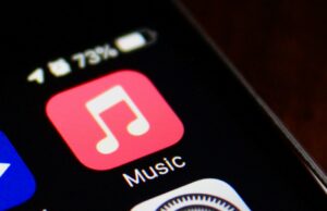 Apple Music adicionará tags de transparência para distinguir música de IA, diz relatório Apple Music icon on iPhone