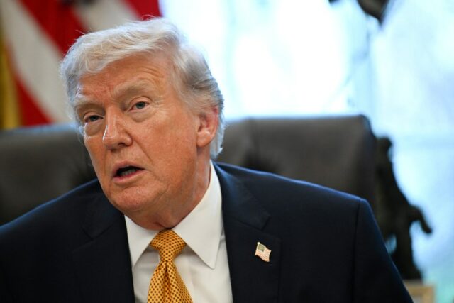 Aprovação da moeda de ouro de Trump provoca indignação: 'Descontroladamente fora de alcance'
