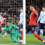 Aquecimentos para a Copa do Mundo FIFA 2026: Ben White vaiado pelos torcedores da casa no empate de 1 a 1 da Inglaterra com o Uruguai